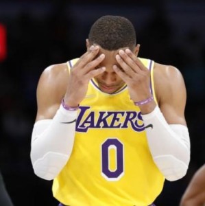 开云下载-13中1失误6次入账54万美元 韦少：要做更好的自己